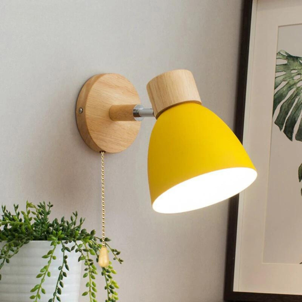 Wandlamp Met Houten Afwerking En Verstelbare Constructie