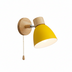 Wandlamp Met Houten Afwerking En Verstelbare Constructie