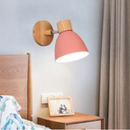 Wandlamp Met Houten Afwerking En Verstelbare Constructie