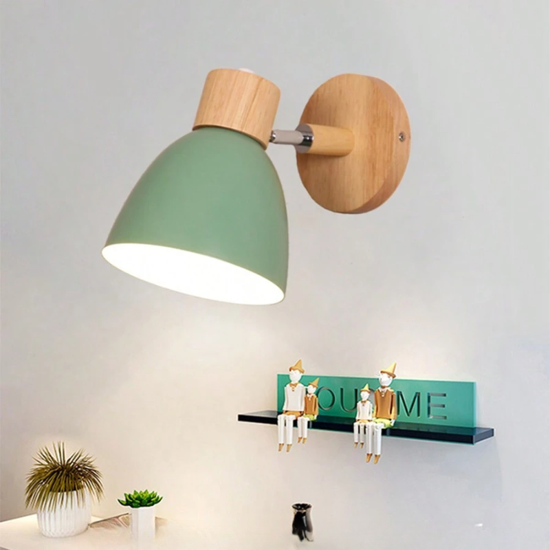 Wandlamp Met Houten Afwerking En Verstelbare Constructie