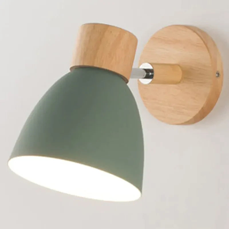 Wandlamp Met Houten Afwerking En Verstelbare Constructie