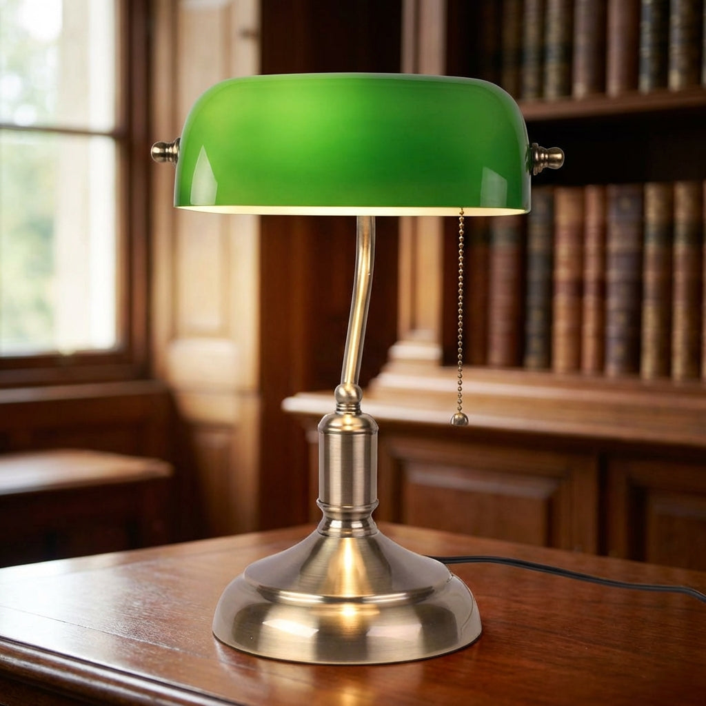 Tafellamp Met Glazen Kap En Metalen Basis Voor Warme Sfeerverlichting
