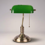 Tafellamp Met Glazen Kap En Metalen Basis Voor Warme Sfeerverlichting