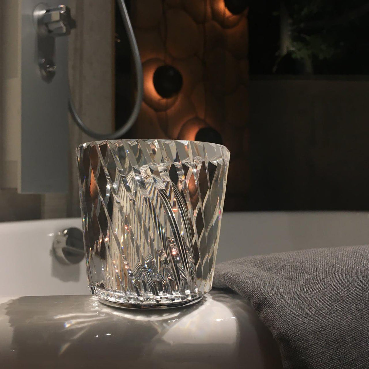 Kristal Tafellamp Met Geslepen Kap En Compact Ontwerp Voor Warme Sfeerlicht