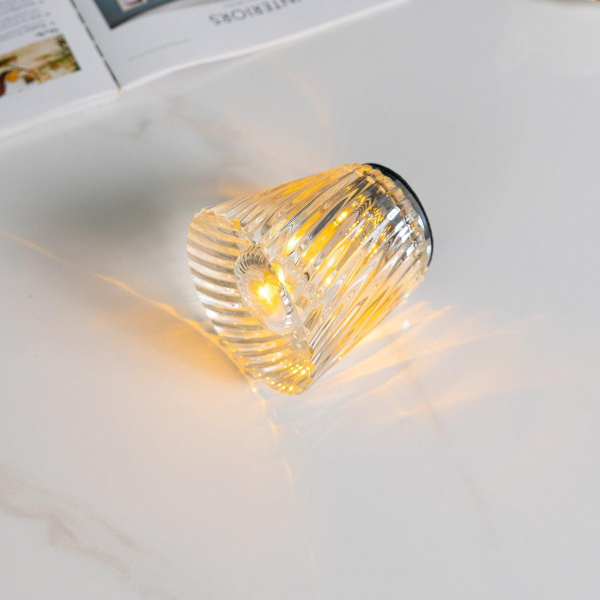 Kristal Tafellamp Met Geslepen Kap En Compact Ontwerp Voor Warme Sfeerlicht