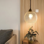 Vintage Hanglamp Met Gekraakt Glas En Warme Lichtuitstraling