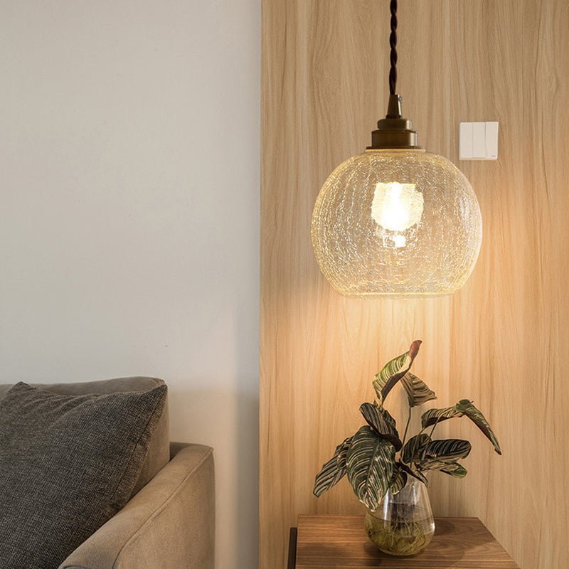 Vintage Hanglamp Met Gekraakt Glas En Warme Lichtuitstraling
