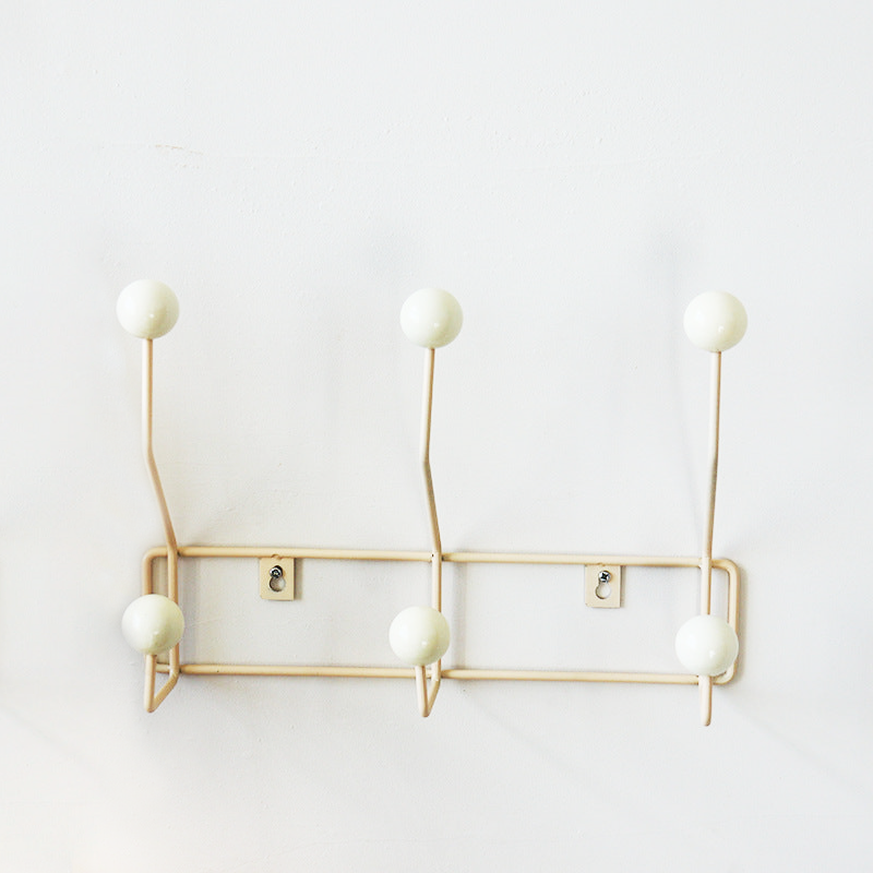 Wandrek Met Haken Voor Dagelijkse Opbergruimte En Moderne Mid Century Sfeer