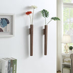 Houten Wandvaas met Slanke Verticale Vorm en Minimalistische Architectuur