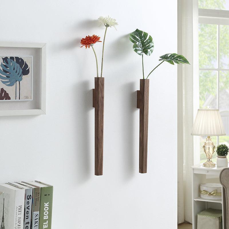 Houten Wandvaas met Slanke Verticale Vorm en Minimalistische Architectuur