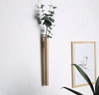 Houten Wandvaas met Slanke Verticale Vorm en Minimalistische Architectuur