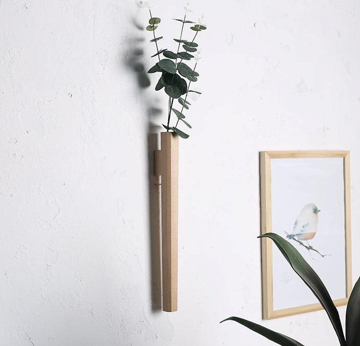 Houten Wandvaas met Slanke Verticale Vorm en Minimalistische Architectuur