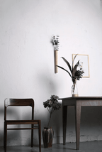 Houten Wandvaas met Slanke Verticale Vorm en Minimalistische Architectuur