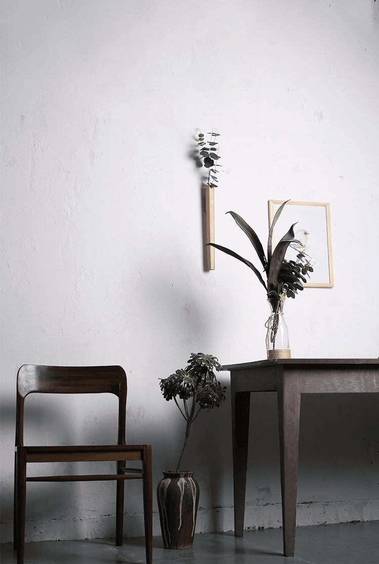 Houten Wandvaas met Slanke Verticale Vorm en Minimalistische Architectuur