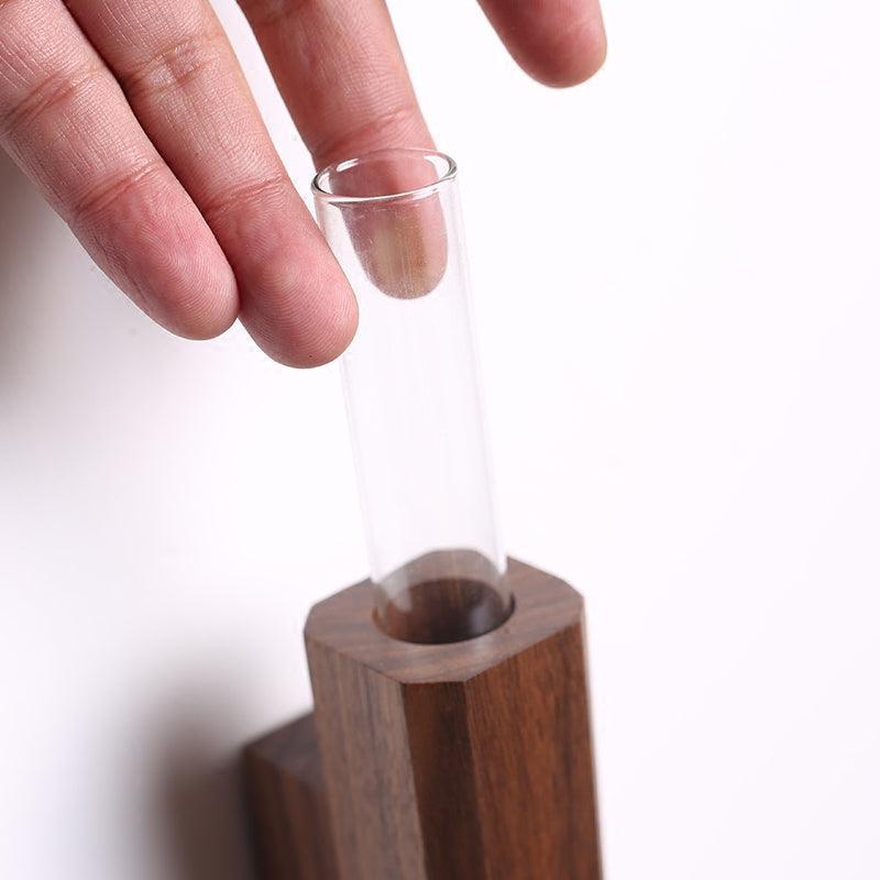 Houten Wandvaas met Slanke Verticale Vorm en Minimalistische Architectuur
