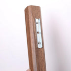 Houten Wandvaas met Slanke Verticale Vorm en Minimalistische Architectuur
