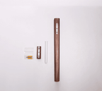 Houten Wandvaas met Slanke Verticale Vorm en Minimalistische Architectuur