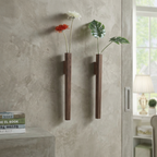 Houten Wandvaas met Slanke Verticale Vorm en Minimalistische Architectuur