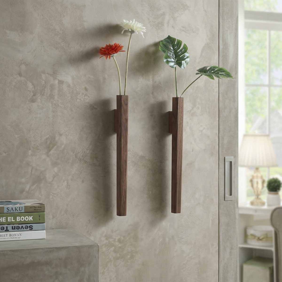 Houten Wandvaas met Slanke Verticale Vorm en Minimalistische Architectuur