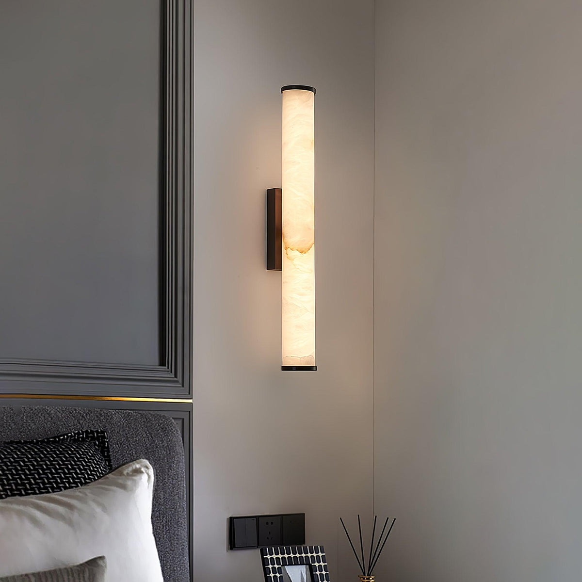 Luxe Wandlamp met Alabaster‑Effect en Cilindrisch Ontwerp
