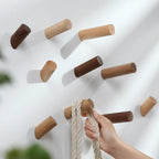 Houten Wandhaak met Schuine Vorm en Sculpturale Uitstraling