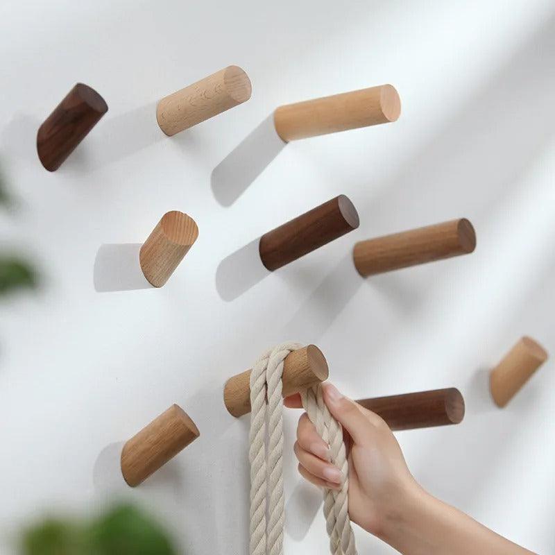 Houten Wandhaak met Schuine Vorm en Sculpturale Uitstraling