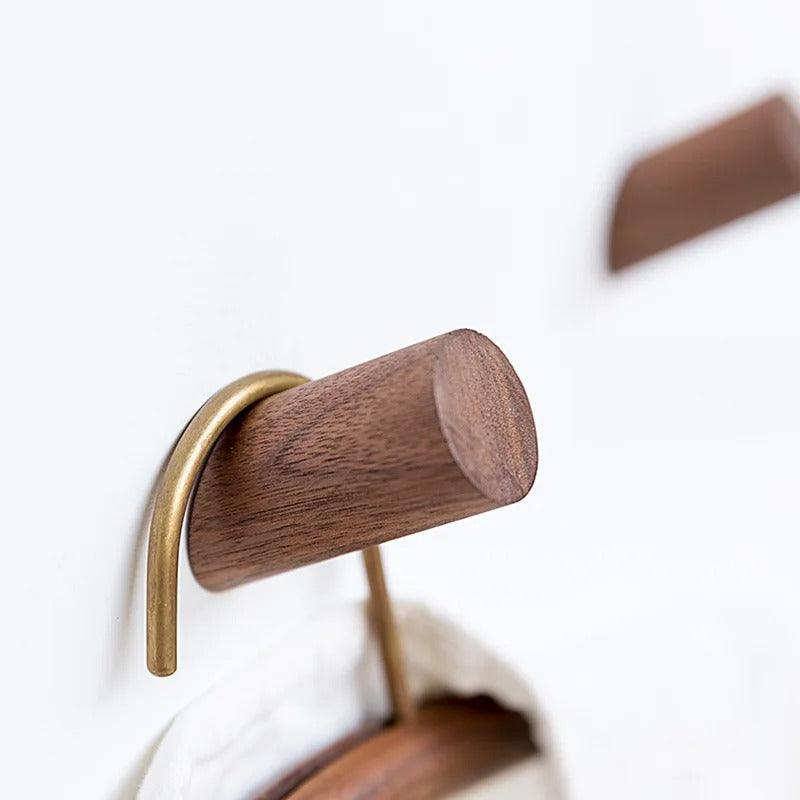 Houten Wandhaak met Schuine Vorm en Sculpturale Uitstraling
