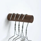 Houten Wandhaak met Schuine Vorm en Sculpturale Uitstraling