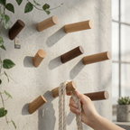 Houten Wandhaak met Schuine Vorm en Sculpturale Uitstraling