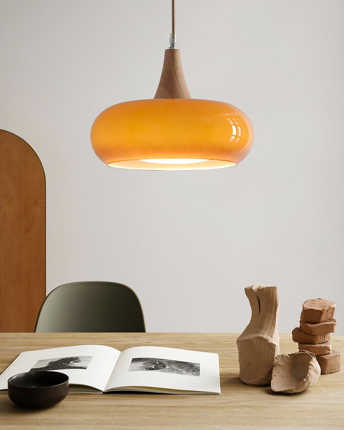 Glazen Hanglamp met Houten Accent en Zachte Lichtspreiding