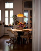 Glazen Hanglamp met Houten Accent en Zachte Lichtspreiding