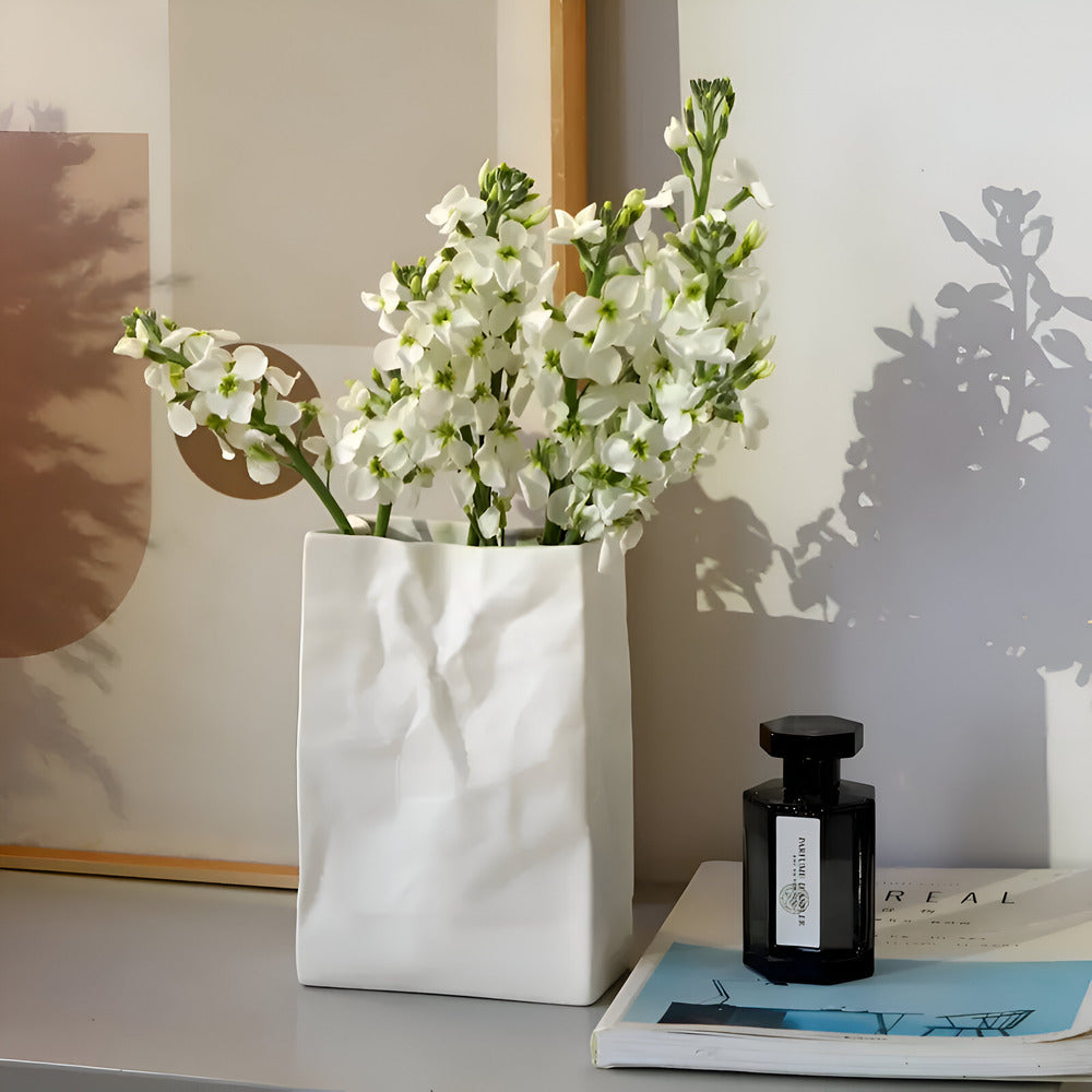Keramische Vaas met Gevouwen Papierstructuur en Minimalistische Vorm