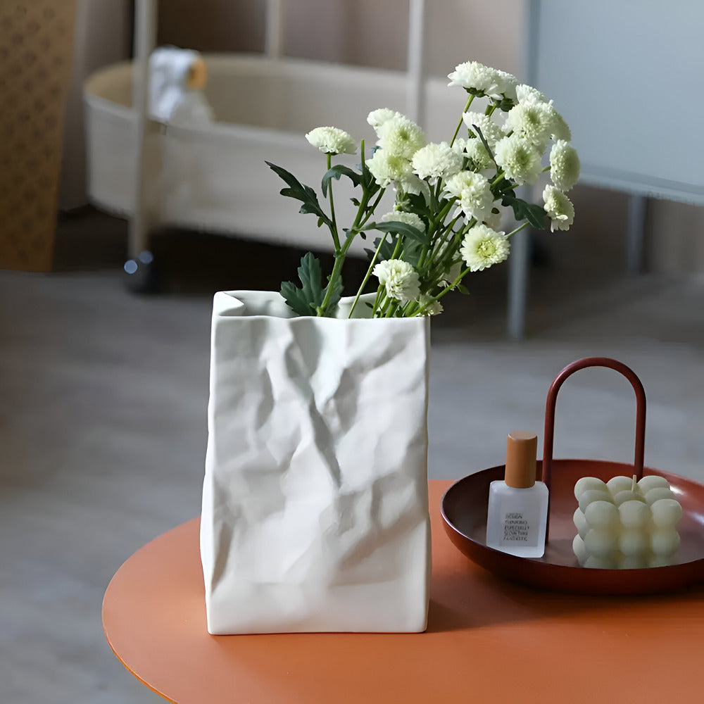 Keramische Vaas met Gevouwen Papierstructuur en Minimalistische Vorm