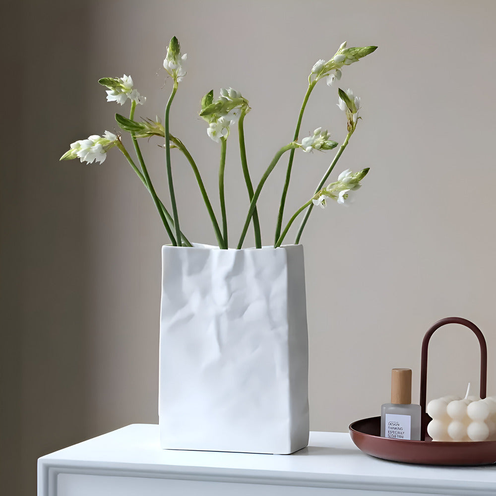 Keramische Vaas met Gevouwen Papierstructuur en Minimalistische Vorm