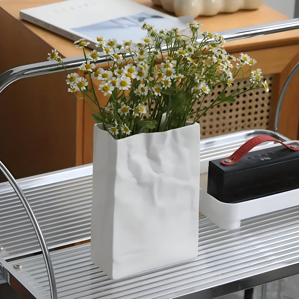 Keramische Vaas met Gevouwen Papierstructuur en Minimalistische Vorm