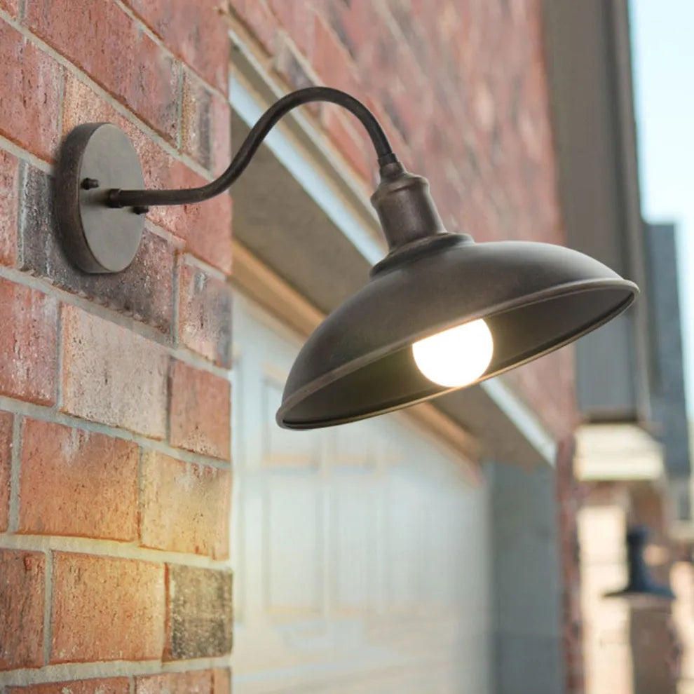 Industriële Buitenlamp met Boogarm en Metalen Kap