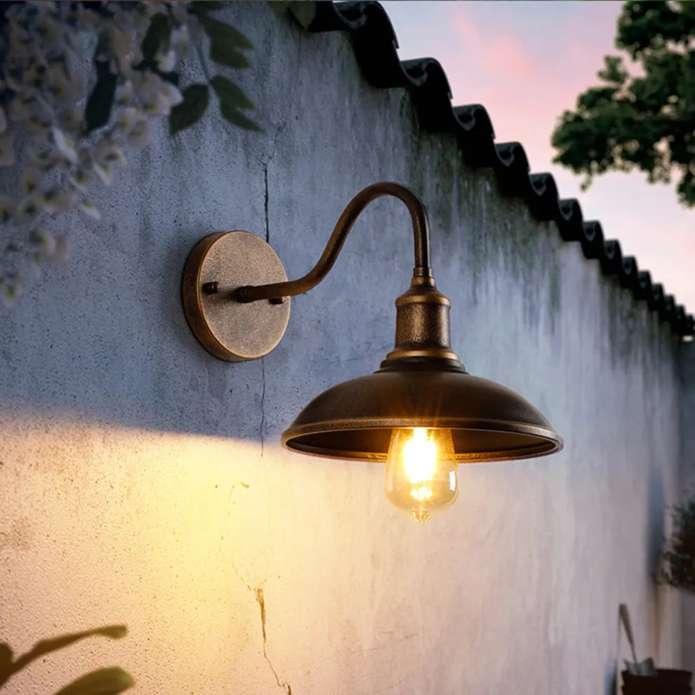 Industriële Buitenlamp met Boogarm en Metalen Kap