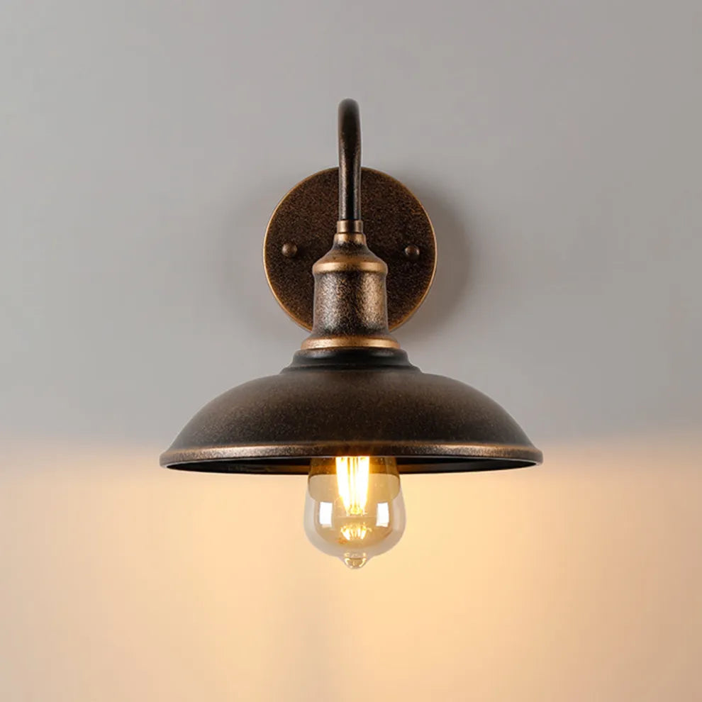 Industriële Buitenlamp met Boogarm en Metalen Kap