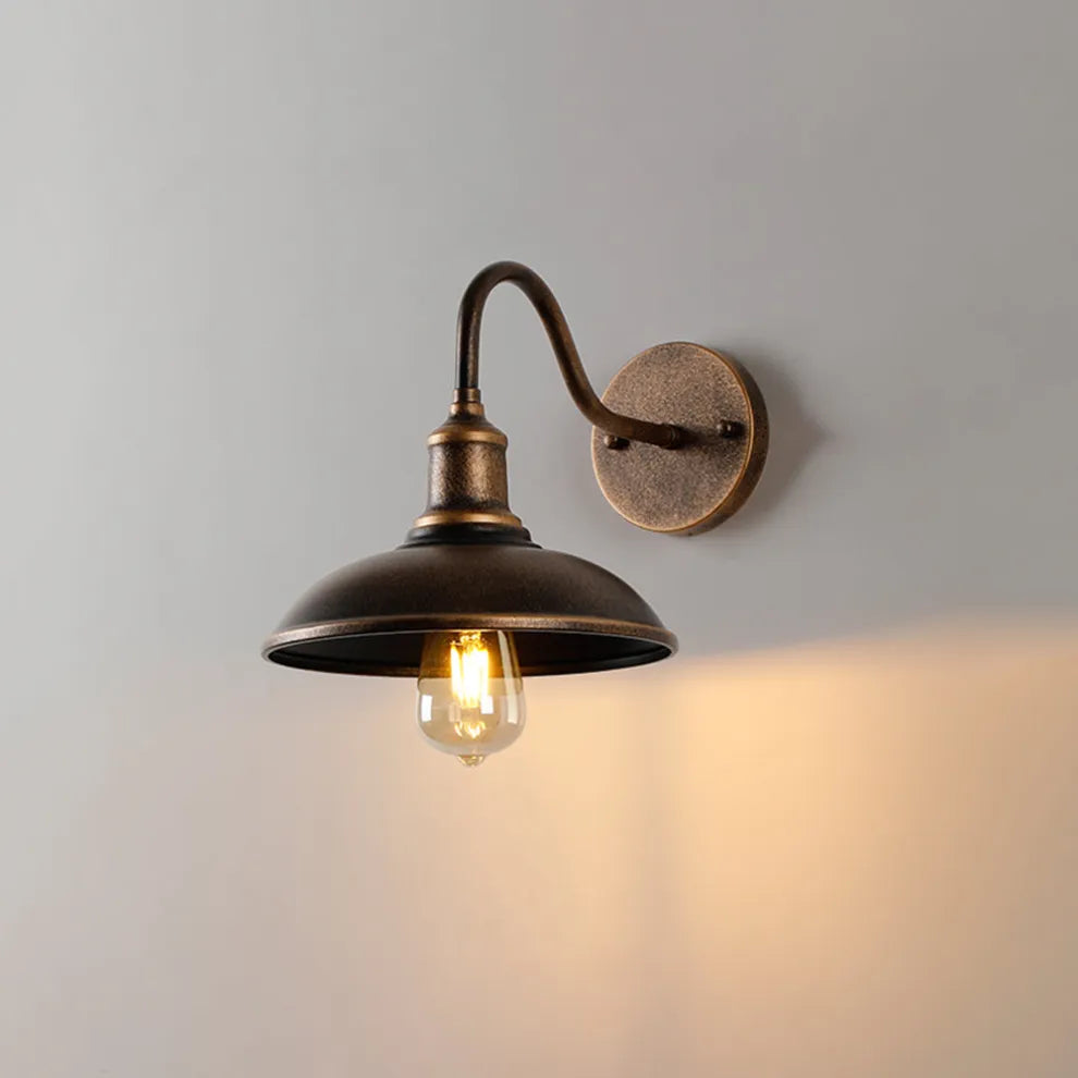 Industriële Buitenlamp met Boogarm en Metalen Kap