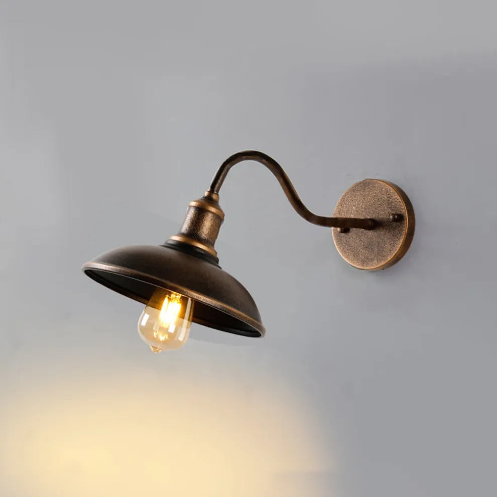 Industriële Buitenlamp met Boogarm en Metalen Kap
