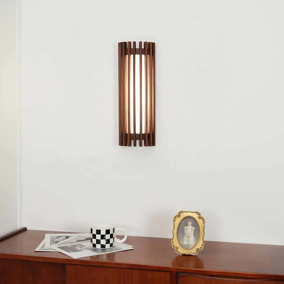 Houten Wandlamp met Minimalistische Vorm en Warme Sfeerverlichting