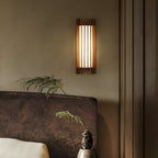 Houten Wandlamp met Minimalistische Vorm en Warme Sfeerverlichting