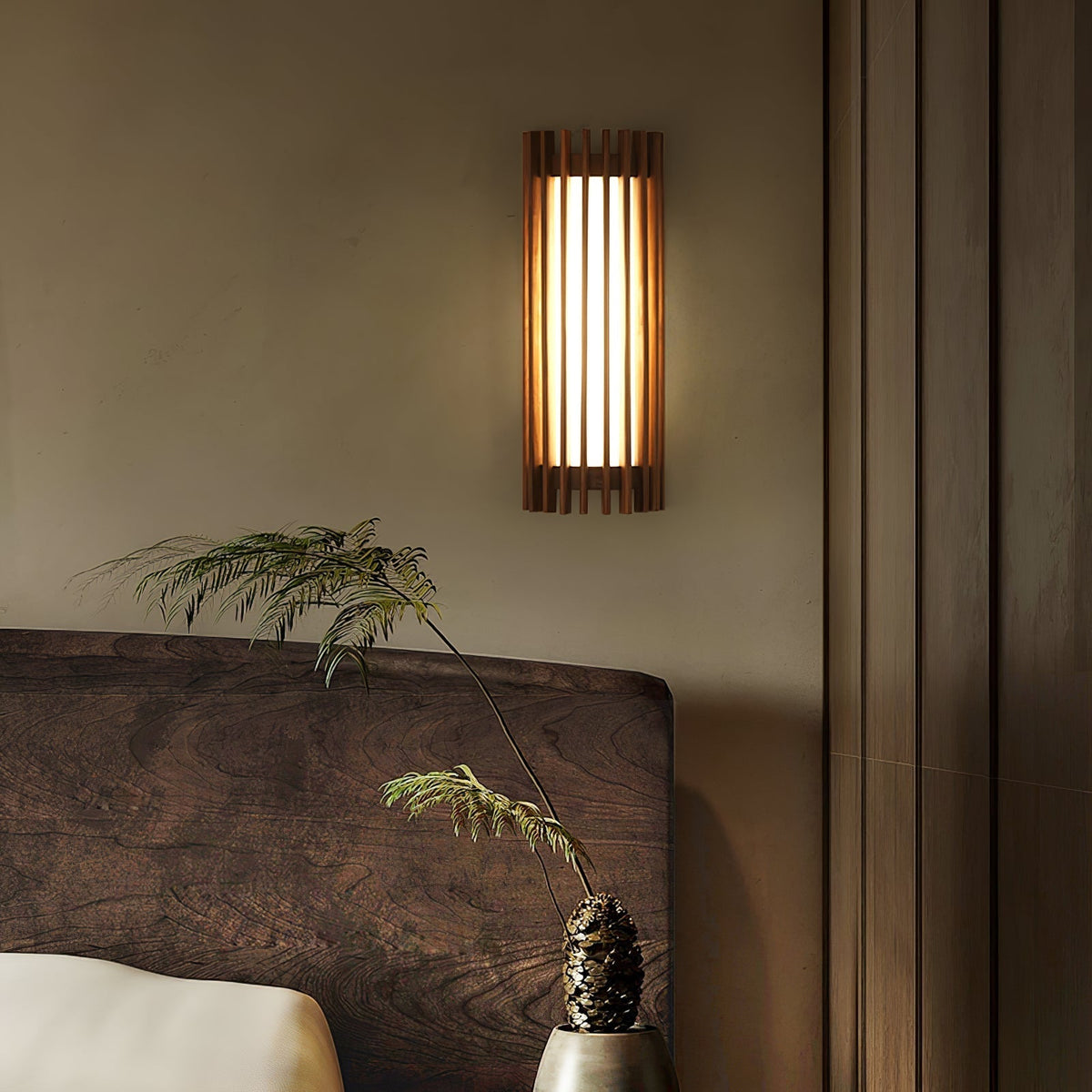 Houten Wandlamp met Minimalistische Vorm en Warme Sfeerverlichting