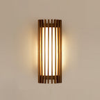 Houten Wandlamp met Minimalistische Vorm en Warme Sfeerverlichting