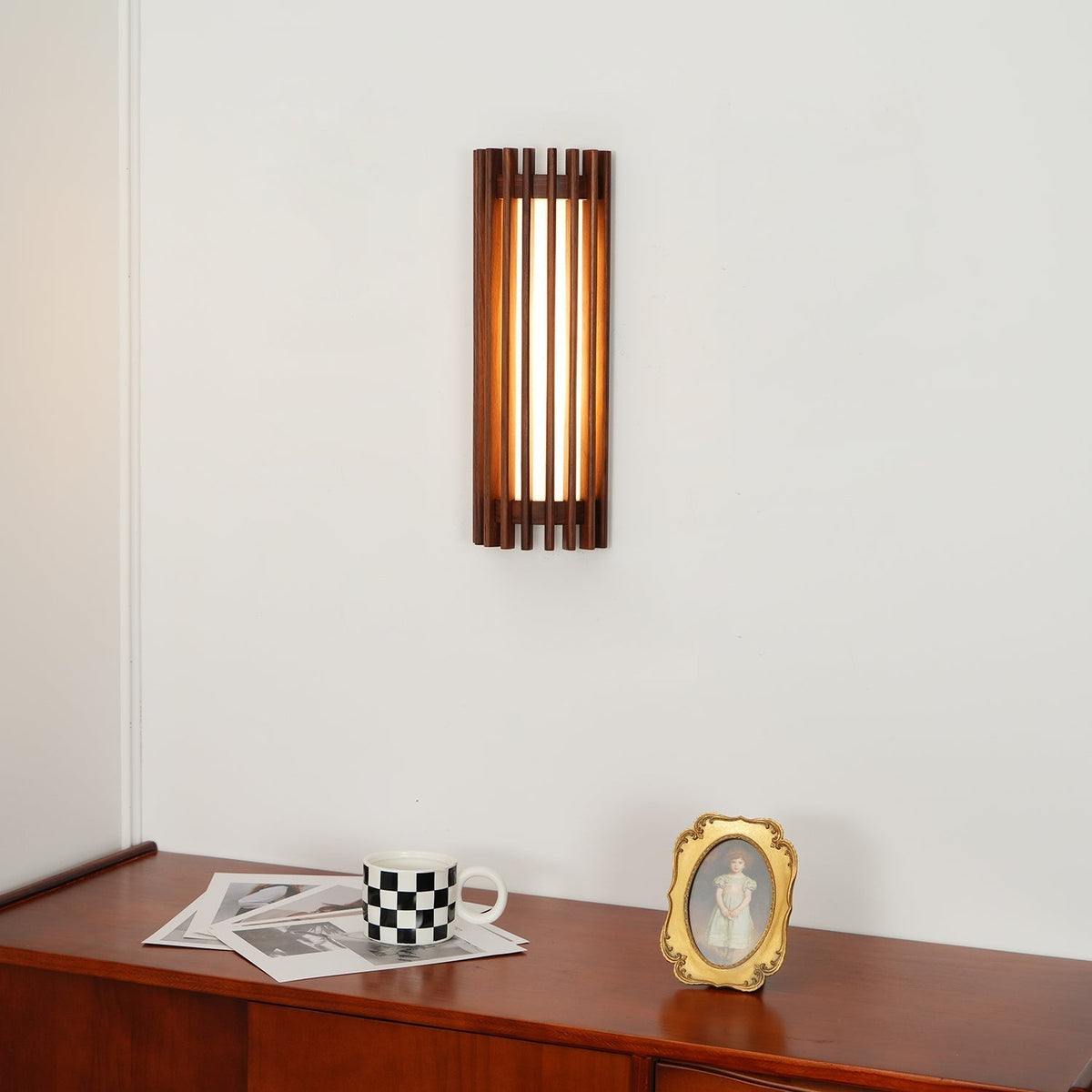 Houten Wandlamp met Minimalistische Vorm en Warme Sfeerverlichting
