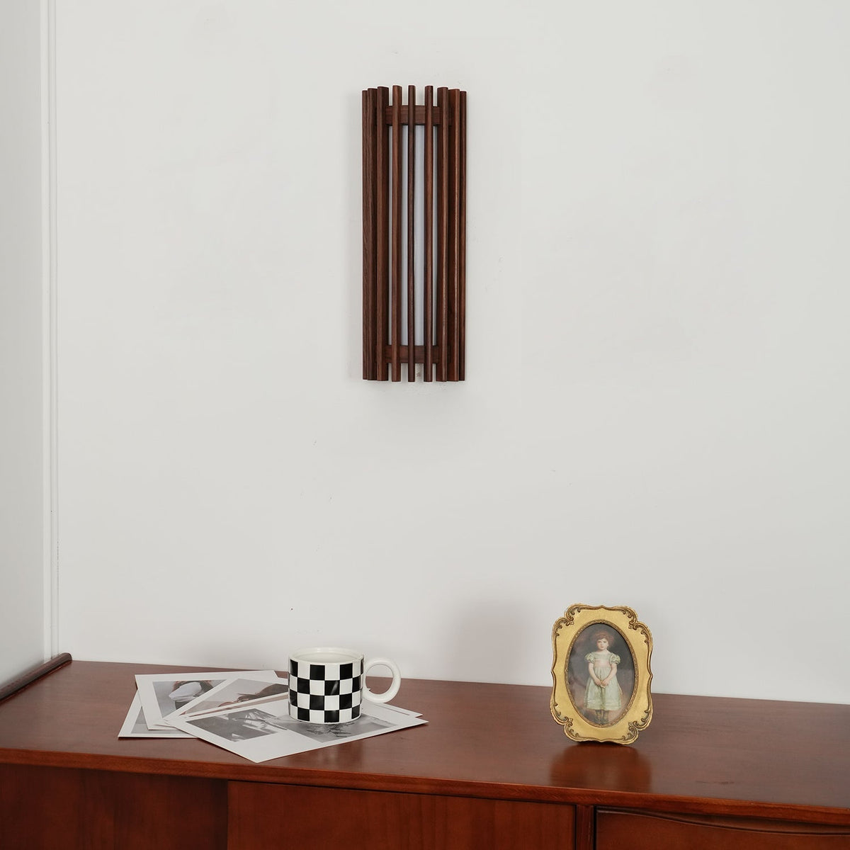 Houten Wandlamp met Minimalistische Vorm en Warme Sfeerverlichting