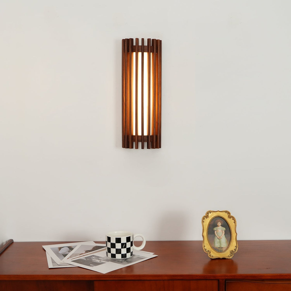 Houten Wandlamp met Minimalistische Vorm en Warme Sfeerverlichting