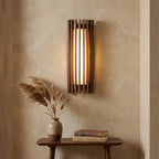 Houten Wandlamp met Minimalistische Vorm en Warme Sfeerverlichting