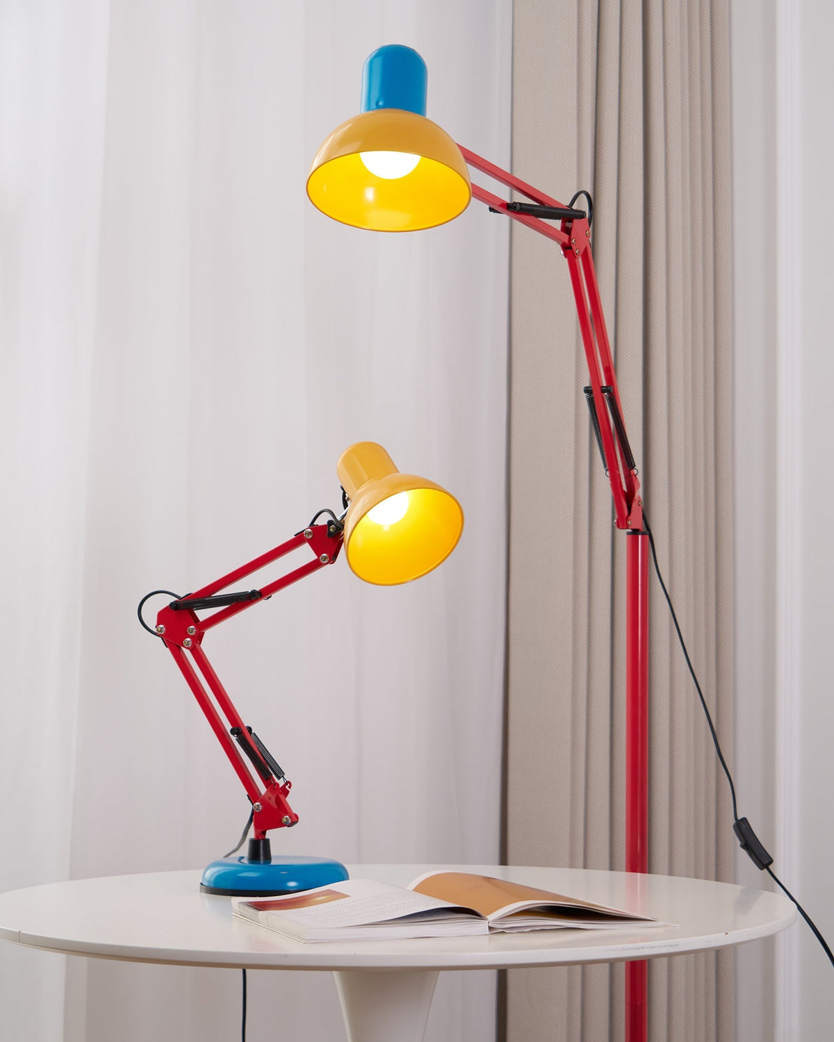 Vloerlamp Met Verstelbare Arm En Dagelijkse Sculpturale Lichtaccenten