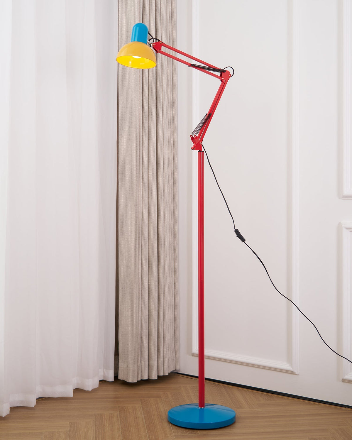 Vloerlamp Met Verstelbare Arm En Dagelijkse Sculpturale Lichtaccenten